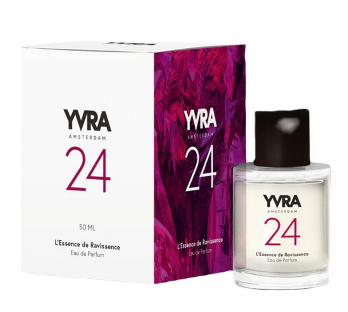 Luxe bedrukt parfumdoosje en glazen flacon van Yvra 24 L'Essence de Ravissence. Het witte cosmetica doosje is vervaardigd uit hoogwaardig wit karton met een speciaal Soft Touch laminaat en een opvallende abstracte roze-paarse print op de zijkant. De verpakking toont strakke zwarte typografie met het Yvra Amsterdam logo en het getal 24 in fuchsia roze. Naast het doosje staat een 50 ml glazen parfumfles met een zwarte dop, wat de premium uitstraling en sterke branding van dit exclusieve cosmeticamerk benadrukt. bedrukt cosmetica doosje voor 50 of 100 ml parfum fles in full color met soft touch laminaat opdruk binnenzijde en buitenzijde met interieur
