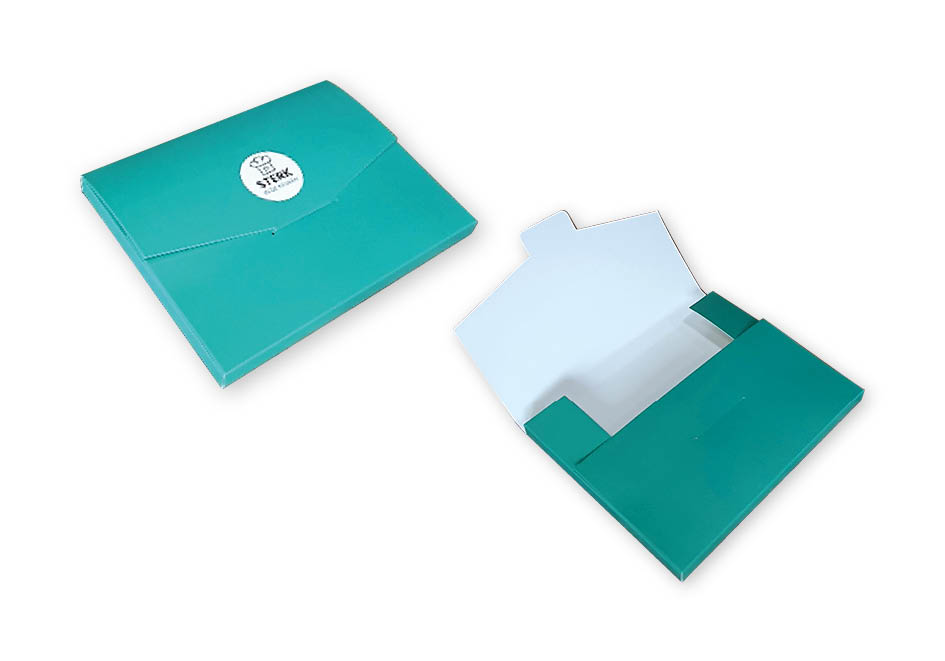 Productvoorbeeld van een op maat gemaakt groen envelopdoosje A5 met bedrijfslogo. De afbeelding toont de professionele afwerking van de bedrukking en de handige sluiting van de kartonnen envelop, gefotografeerd tegen een witte achtergrond voor een duidelijk overzicht.