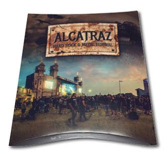 Een luxe, full color bedrukt gondeldoosje met een formaat van 220x220x30 mm, specifiek ontworpen als unieke verpakking voor het Alcatraz Hard Rock & Metal Festival. Het kussendoosje (ook bekend als pillow box) toont een indrukwekkend grafisch ontwerp met een festivalterrein vol publiek bij zonsondergang, wat de hoogwaardige bedrukkingskwaliteit en professionele uitstraling van dit type verpakking benadrukt. Bovenaan prijkt het Alcatraz-logo op een industriële achtergrond, wat illustreert hoe een bedrukt logo of boodschap de aandacht trekt en de merkidentiteit versterkt. Dit specifieke doosje van 220 x 220 x 30 mm is door zijn platte vorm en afmeting uitermate geschikt als brievenbusdoosje of als opvallende geschenkverpakking voor merchandise zoals T-shirts of festival-accessoires. De elegante ronde vormen van het gondeldoosje zorgen voor een exclusieve presentatie die direct opvalt in het schap of bij de klant thuis.