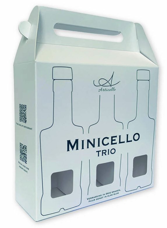 Een spierwitte, op maat gemaakte vensterdoos met handvat voor de 'Minicello Trio' van Articello. De verpakking is bedrukt met strakke zwarte contouren van drie likeurflesjes, waarbij elk flesje onderaan een klein vierkant venster zonder folie heeft. Hierdoor kan de klant de inhoud van de drie smaken direct zien en beoordelen. Het doosje is voorzien van een handvat aan de bovenzijde, QR-codes aan de zijkant voor social media en assortiment, en de tekst 'Verrassing in drie smaken, puur genot in elke slok'. Deze speciale uitvoering als doos met handvat trekt extra aandacht in het schap en vermindert de kans dat klanten de verpakking openmaken om het product te bekijken.