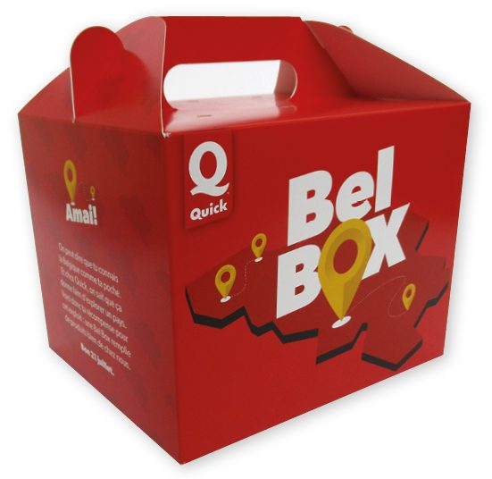 Een felrode, kartonnen Happy Meal doos met handvat, specifiek ontworpen voor de Belgische keten Quick. De doos is een voorbeeld van een 'Bel Box' en toont een opvallende full color bedrukking met grote witte letters 'Bel BOX' op een achtergrond van de geografische vorm van België in een donkerdere kleur rood. Gele locatie-iconen en een witte stippellijn sieren het ontwerp. Op de zijkant staat de tekst 'Amai!' boven een uitgebreidere boodschap in het Frans. De verpakking heeft een geïntegreerd handvat met een ovale opening aan de bovenzijde voor gemakkelijk dragen. Deze individuele maaltijdverpakking is gemaakt van biologisch afbreekbaar karton en is bij uitstek geschikt voor catering of events waarbij een lunch of maaltijd snel en veilig uitgedeeld moet worden.