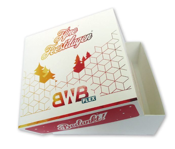 bedrukte vierkante doos gebak voor bossche bollen voor kerst feestdagen met logo in full color Een schuin van boven gefotografeerde vierkante gebaksdoos met een los deksel, speciaal op maat gemaakt als relatiegeschenk voor het bedrijf BWB Flex. Het deksel is wit en voorzien van een feestelijke full-color bedrukking. Bovenaan staan de woorden