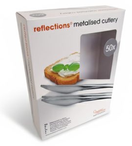 Een professioneel bedrukte witte doos met venster voor 'Reflections' gemetalliseerd bestek, een uitstekend voorbeeld van een vensterdoosje dat de klant de mogelijkheid geeft het product te zien en te beoordelen voor aankoop. De kartonnen verpakking is voorzien van een verticaal rechthoekig venster aan de rechterzijde en een grafisch ontwerp met een afbeelding van een cracker met kruidenkaas, evenals zilverkleurige lepels en vorken. De tekst op de doos vermeldt "reflections® metalised cutlery" en bevat een grijze cirkel met "50x" om de inhoud aan te geven. Dit type vensterdoos geeft de juiste uitstraling aan het artikel, vermindert de kans op retouren en voorkomt dat klanten de verpakking openmaken en beschadigen voordat het product gekocht is.