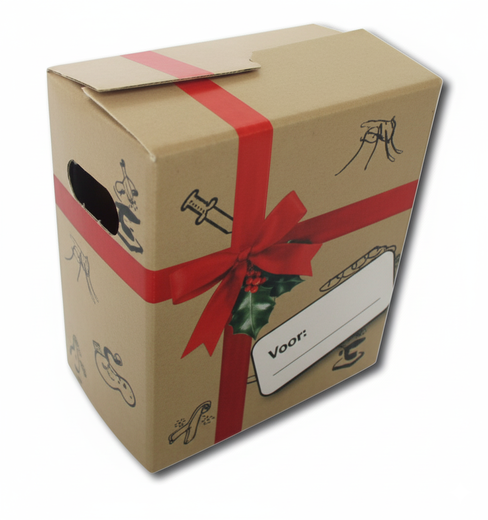 Kartonnen geschenkdoos met bedrukking en sluitklep, rechtop weergegeven.
