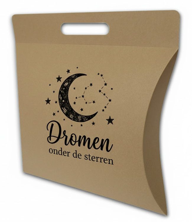 Een groot, milieuvriendelijk gondeldoosje met handvat van bruin kraft karton met de afmetingen 300x260x80 mm. Dit luxe kussendoosje (pillow box) is aan de voorzijde bedrukt met een zwarte illustratie van een halve maan, sterren en sterrenbeelden, vergezeld door de tekst 'Dromen onder de sterren'. Het ontwerp fungeert als een tasdoos met elegante ronde vormen en een handig uitgestanst handvat, waardoor het ideaal is als unieke geschenkverpakking voor luxe artikelen of als bedrukte verpakking van kraftkarton voor een natuurlijke en eco-vriendelijke uitstraling.