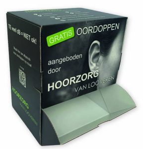 Bedrukte dispenserdoos van karton voor de gratis uitgifte van oordoppen door Hoorzorg van Looveren. Deze gesloten baliedisplay is voorzien van een handige uitname-opening aan de voorzijde en bevat een QR-code voor het maken van afspraken, ideaal voor gebruik op balies in de medische sector en hoorspeciaalzaken.