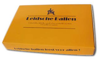 Een professionele, oranje bedrukte doos met een vaste klep voor 'Leidsche Ballen', een voorbeeld van een aantrekkelijke productverpakking voor snacks of maaltijden. De doos is voorzien van een strakke zwarte bedrukking met een logo van een zittend figuur en de tekst 'Leidsche Ballen - feest voor allen!'. Deze verpakking van stevig vouwkarton is uitermate geschikt voor de koeling of diepvries, waarbij het materiaal de inhoud beschermt en zorgt voor een professionele presentatie die de klant overtuigt. Dankzij het herkenbare ontwerp en de duidelijke naamsvermelding op de zijde van de doos, wordt de merkidentiteit en naamsbekendheid versterkt, wat essentieel is voor herhaalaankopen.