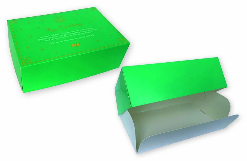 bedrukte gebaksdoos 4-punts geplakt voor relatiegeschenk banketletter met logo. Twee heldergroene, bedrukte gebaksdozen van 246x160x80 mm, waarvan er één gesloten is en de andere halfgeopend om het 4-punts geplakte interieur te tonen. De doos is ontworpen als relatiegeschenk voor de feestdagen en bevat een goudkleurige opdruk met de tekst