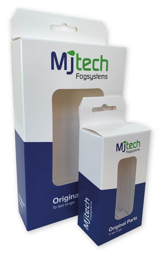Twee professioneel bedrukte witte hangende doosjes van verschillend formaat voor MJ-Tech Fogsystems 'Original Parts'. Beide verpakkingen hebben een strak wit design met een blauwe onderzijde en zijn voorzien van een rechthoekig venster zonder folie aan de voorzijde voor directe productzichtbaarheid. De doosjes hebben een stevig kopstuk met een geïntegreerde euroloch sleuf (eurosleuf) om als hangverpakking geordend aan winkelhaken te presenteren. De opdruk bevat het MJ-Tech logo in blauw en groen met de slogan 'To last longer'. Deze maatwerk verpakkingen illustreert hoe een professionele uitstraling en een strategisch venster de klant in de winkel verleiden tot aankoop.
