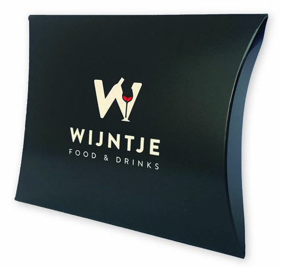 Een stijlvol, mat zwart bedrukt gondeldoosje van 140x140x25 mm voor cadeaubon of tegoedbon Grandcafe Wijntje Food & Drinks. Dit kussendoosje (pillow box) heeft een strakke witte opdruk van de merknaam en een creatief logo waarin een wijnglas is verwerkt met een subtiel rood kleuraccent. Door het compacte en platte formaat is dit type verpakking uitermate geschikt als brievenbusdoosje voor een cadeaubon of giftcard. De elegante ronde vormen en de kwalitatieve afwerking versterken de merkidentiteit en zorgen voor een professionele uitstraling die direct de aandacht van de klant trekt.