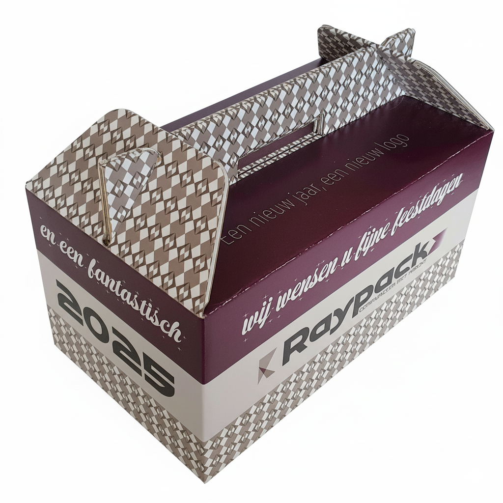 Een professionele productfoto van een rechthoekige geschenkdoos van golfkarton met een geïntegreerd handvat, uitgevoerd in een meerkleurig ontwerp met wit, dieppaars en beige. Deze verpakking dient als voorbeeld van een flesverpakking of luxe geschenkdoos met een functioneel ontwerp (mogelijk Fefco-code 0217). Constructie en Vorm: * De doos is stevig en robuust, kenmerkend voor e-golf karton van ongeveer 1.5 mm dikte. De bovenzijde loopt taps toe in een handvat, waardoor het een ideale productverpakking is voor zwaardere items of cadeaus. De zijkanten en het handvat zijn voorzien van een beige-wit ruitpatroon met een subtiel verloop, wat bijdraagt aan de luxe uitstraling. Bedrukking en Design: * Het ontwerp maakt gebruik van full color bedrukking met plantaardige inkten. De voorzijde en zijkant hebben een brede, dieppaarse horizontale band. In sierlijke witte letters staat op de voorzijde de tekst: 