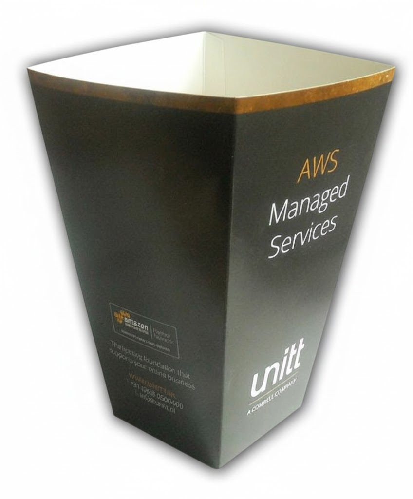 Een close-up van een groot, zakelijk bedrukt popcornbakje dat fungeert als promotioneel item voor IT-diensten. Het bakje heeft een strakke, professionele uitstraling met een antracietzwarte achtergrond en een stijlvolle goudkleurige rand aan de bovenkant. Op de voorzijde is het logo van 'AWS Managed Services' in witte en oranje letters geplaatst, samen met het logo van 'unitt, A Combell Company'. Aan de onderzijde staat in kleine witte letters aanvullende informatie: 'The hosting foundation that supports your online business', gevolgd door de website unitt.be en contactgegevens. Het bakje is gemaakt van stevig, voedselveilig karton met een witte binnenzijde en een rechte bovenrand. Dit exemplaar illustreert hoe bedrukte popcornbakjes met een handige autolock bodem kunnen worden gepersonaliseerd om een merk of zakelijke boodschap op een opvallende manier te presenteren tijdens een beurs, congres of bedrijfsevenement.