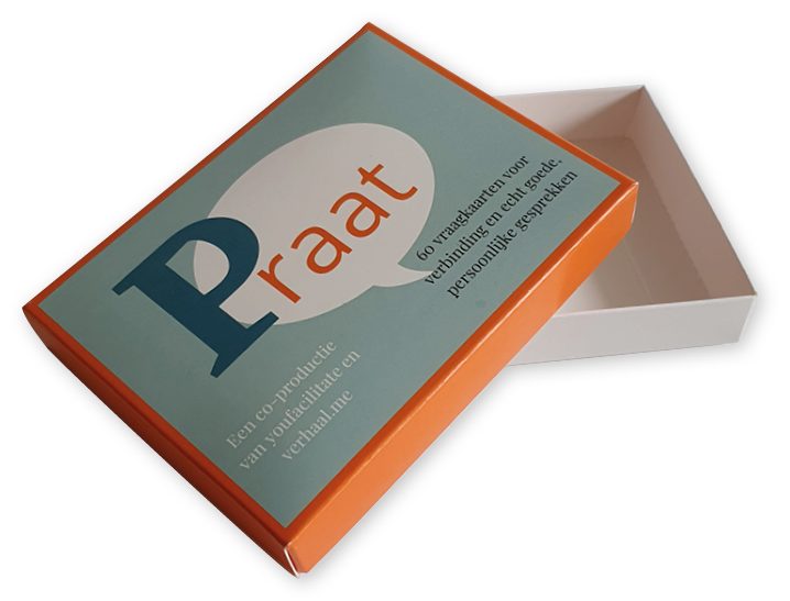 Close-up van een kleine, rechthoekige, bedrukte doos met los deksel, ideaal als doosje voor 2 stapels kaarten van een 58x88 mm formaat of als giftset. Het deksel is naar rechts en iets omhoog van de onderdoos geschoven, waardoor de witte, lege binnenkant van de onderdoos zichtbaar is. Het deksel is opvallend full-color bedrukt met een speels ontwerp: een cyaan/mintgroene achtergrond met een oranje rand en een witte tekstballon in het midden met het woord