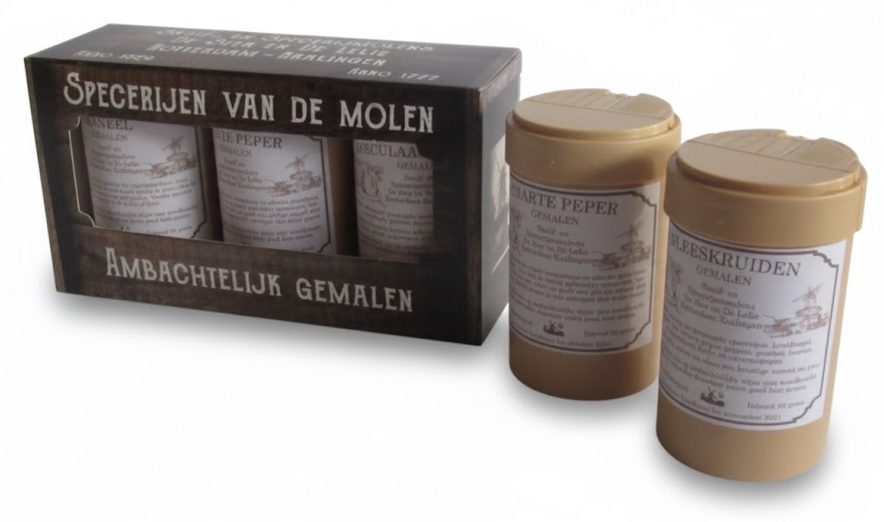 Een authentiek bedrukte vensterdoos voor drie potjes specerijen van de Snuif- en Specerijmolens De Ster en De Lelie uit Rotterdam. De donkere, rustieke verpakking met de tekst