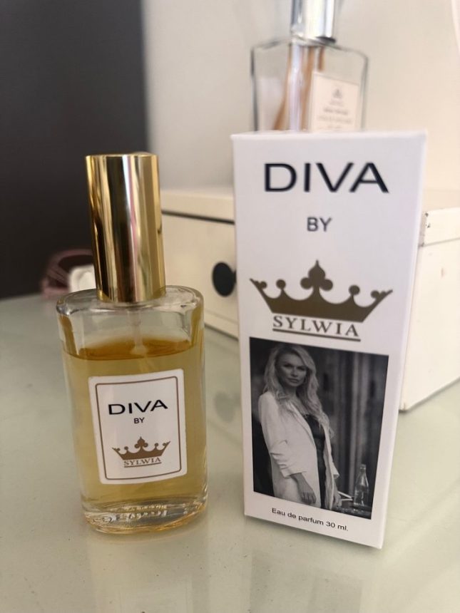 Een medium close-up van een vierkant glazen parfumflesje en een bijpassend, hoog parfumdoosje op maat voor het eau de parfum 