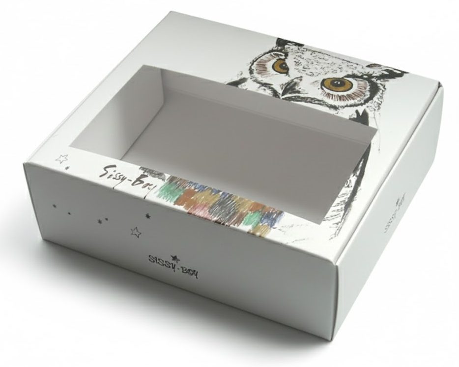 Een wit bedrukte doos met venster van het merk Sissy-Boy, voorzien van een artistieke illustratie van een uil en kleurrijke patronen. Deze rechthoekige vensterdoos heeft een groot uitgesneden venster aan de bovenzijde, waardoor het product binnenin direct zichtbaar is voor de klant. De verpakking is gedecoreerd met kleine zwarte sterretjes en het Sissy-Boy logo aan de voorzijde. Dit type kartonnen vensterdoosje illustreert hoe een product zoals mode-accessoires of geschenken gepresenteerd kan worden om de klant te overtuigen van de kleur en vorm, terwijl het tegelijkertijd voorkomt dat de verpakking in de winkel wordt geopend en beschadigd.