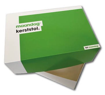 bedrukte gebaksdoos in groen en zwart voor kerststol oud en nieuw kerstmis met logo met los deksel relatiegeschenk, stol Een professioneel bedrukte gebaksdoos op maat voor een kerststol, uitgevoerd met een los deksel. De doos heeft een strak en modern ontwerp: het deksel is grotendeels heldergroen met een contrasterend wit vlak aan de linkerzijde. In dit witte vlak staat het logo van 'Maandag' in groene letters, met daaronder in zwarte letters de tekst 'kerststol.'. De doos is half geopend, waardoor de witte binnenzijde en de stevige kartonkwaliteit zichtbaar zijn. Rechtsonder op de zijkant van het deksel staat subtiel de tekst 'tot maandag'. Deze luxe verpakking dient als relatiegeschenk en marketingmiddel voor een professionele merkbeleving tijdens de feestdagen. Afmeting 310x210x110 mm