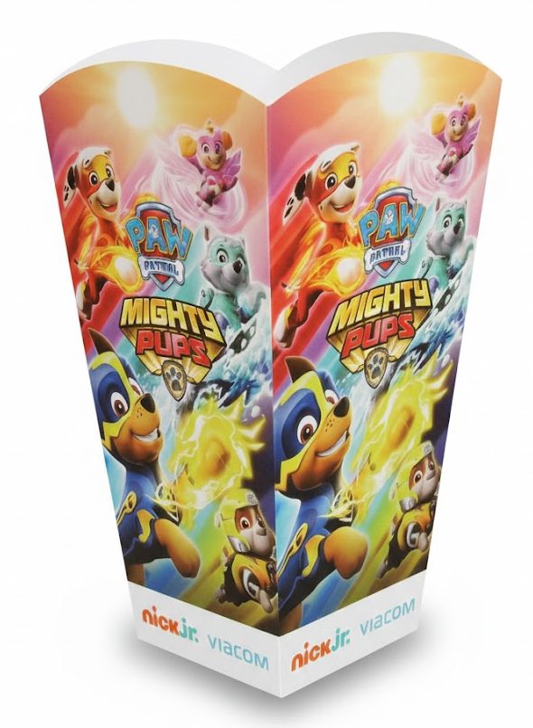 Een vrijstaand, medium formaat popcornbakje van stevig, licht glanzend wit karton, volledig uitgevoerd in een professionele full color bedrukking met het thema 'Paw Patrol: Mighty Pups'. De afbeelding op het bakje is zeer gedetailleerd en kleurrijk, met personages zoals Chase, Marshall en Skye in hun superhelden-outfits tegen een achtergrond van een warme zonsondergang en kosmische effecten. Het officiële 'Paw Patrol Mighty Pups' logo staat centraal op beide zichtbare zijden. Aan de onderzijde zijn de logo's van Nick Jr. en Viacom duidelijk zichtbaar, wat de geschiktheid voor professionele merkpromotie en filmpremières benadrukt. Het bakje heeft een klassieke geschulpte (gegolfde) bovenrand en een taps toelopende vorm. Dankzij de handige autolock bodem en het gebruik van voedselveilig karton is dit een voorbeeld van een stevige en opvallende verpakking die efficiënt kan worden ingezet tijdens evenementen of filmvoorstellingen om een boodschap direct in de schijnwerpers te zetten.