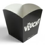 Een vrijstaand, klein formaat bedrukt popcornbakje uitgevoerd in een stijlvol, mat zwart ontwerp met een strakke witte bedrukking. Op de voorzijde van het bakje staat prominent het logo van de serie ‘De Vlucht’ in een modern en vetgedrukt wit lettertype. Het bakje is vervaardigd uit stevig, voedselveilig karton en heeft de karakteristieke geschulpte (gegolfde) bovenrand die typerend is voor een professionele bioscoopuitstraling. Het ontwerp is minimalistisch en opvallend, wat de hoogwaardige printkwaliteit met plantaardige inkt benadrukt. Dit specifieke bakje is een voorbeeld van een gepersonaliseerde popcornverpakking die plat geleverd wordt en dankzij de handige autolock bodem bij het uitvouwen direct gebruiksklaar is voor snelle uitgifte tijdens een evenement of filmpremière. Het illustreert de tekst over de samenwerking met Linda.tv voor de promotie van hun serie.