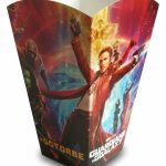 Een close-up van een professioneel bedrukt popcornbakje, speciaal geproduceerd voor de filmpremière van Marvel's 'Guardians of the Galaxy'. Het bakje is uitgevoerd in een hoogwaardige full color bedrukking op stevig, licht glanzend en voedselveilig karton. De afbeelding op het bakje toont een dynamische actiescène met de hoofdpersonages, waaronder Star-Lord prominent in het midden in zijn rode jas, tegen een kosmische achtergrond met levendige rode, blauwe en gouden tinten. Het ontwerp loopt naadloos over de zijden van het bakje heen, wat zorgt voor een opvallende en professionele uitstraling die perfect past bij een bioscoopevenement of première. De bovenkant van het bakje heeft de klassieke geschulpte (gegolfde) rand. Dit exemplaar dient als voorbeeld van hoe bedrukte popcornbakjes met een handige autolock bodem binnen korte tijd geleverd kunnen worden om een merk of film direct in de schijnwerpers te zetten.