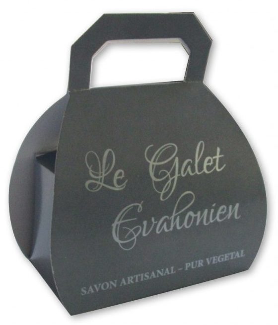 Een luxe cosmeticaverpakking die de veelzijdigheid van maatwerk stansvormen laat zien. Dit zeepdoosje heeft een unieke vorm met een functioneel handvat, wat zorgt voor een opvallende presentatie in het winkelschap. De zilveren bedrukking op de donkergrijze ondergrond geeft een premium uitstraling aan de soap bar verpakking, terwijl het hardsized materiaal de stevigheid van de boogconstructie garandeert.