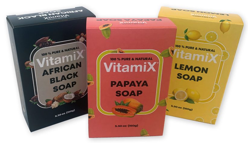 Deze afbeelding toont een serie van drie kleurrijke soap bar verpakkingen die perfect de kracht van kleurcodering in een productlijn illustreren. De set bestaat uit een diepzwart doosje voor 'African Black Soap', een levendig oranje verpakking voor 'Papaya Soap' en een heldergeel doosje voor 'Lemon Soap'. De full-colour bedrukking op het witte hardsized karton zorgt voor een maximaal contrast, waardoor de productnamen en de grafische elementen van het merk Vitamix direct in het oog springen in het winkelschap. Ondanks de felle kleurvlakken blijft het materiaal 100% plasticvrij en biedt het een natuurlijke weerstand tegen condens en vetvlekken, waardoor de verzadigde kleuren en de strakke hoeken van de verpakking altijd representatief blijven.