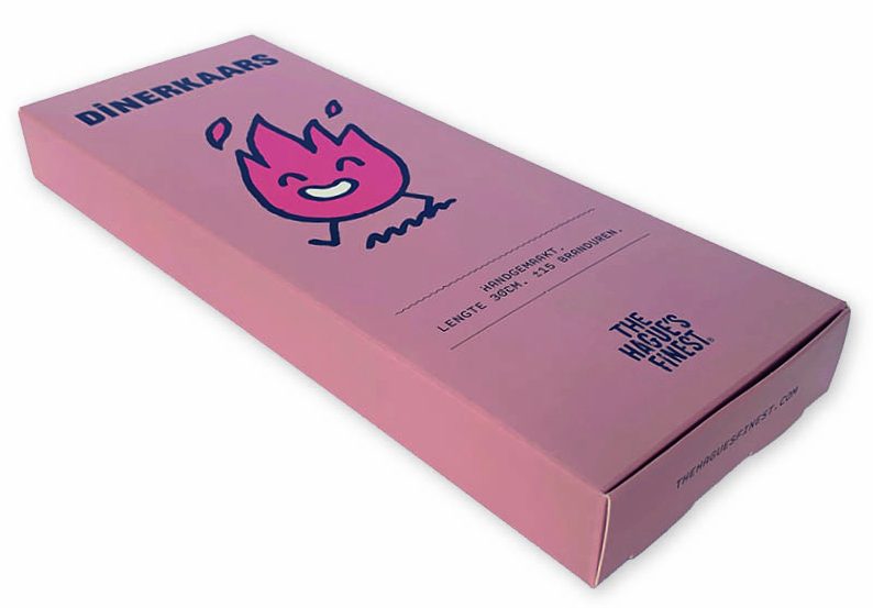 Luxe rechthoekige kartonnen verpakking voor dinerkaarsen van het merk The Hague's Finest, uitgevoerd in een zachtroze kleur met rode en zwarte bedrukking. Op de bovenzijde staat een vrolijke illustratie van een vlammetje en de tekst 'DINERKAARS', 'Handgemaakt' en 'Lengte 30cm'. De doos is een voorbeeld van een op maat gemaakte geschenkverpakking voor kaarsen, inclusief merklogo en websitevermelding op de zijkant. Dit type bedrukte doos voor kaarsen beschermt het product en dient als stijlvolle presentatie voor retail en webshops