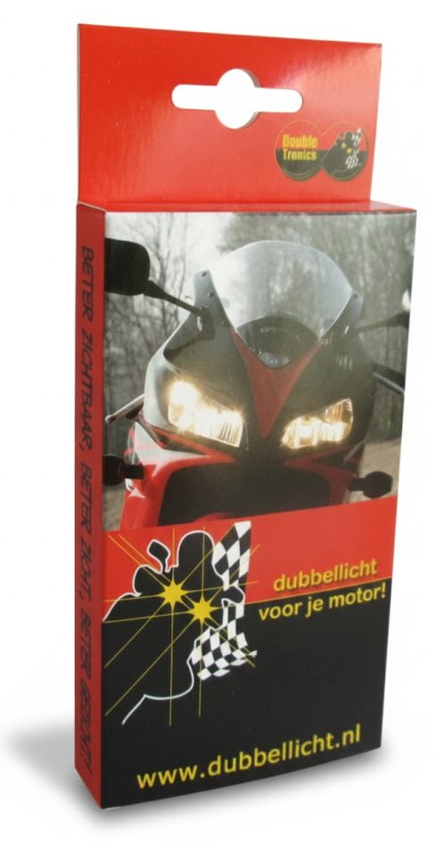 Een op maat gemaakt hangend doosje voor de elektronische module van Dubbellicht.nl, ontworpen om de zichtbaarheid van motorrijders te vergroten. De verpakking heeft een opvallend rood kopstuk met een euroloch sleuf voor presentatie aan winkelhaken. De voorzijde toont een scherpe actiefoto van een motorfiets met brandende koplampen, gecombineerd met een zwart vlak onderaan dat de tekst 'dubbellicht voor je motor!' en de website 'www.dubbellicht.nl' bevat. Dit professionele hangdoosje beschermt de kwetsbare elektronica en verleidt de klant in de winkel door de voordelen van het product direct visueel te communiceren.