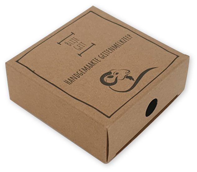 Dit vierkante zeepdoosje van natuurlijk bruin kraft karton is de perfecte verpakking voor ambachtelijke zepen. De verpakking is voorzien van een strategisch geplaatst rond geurvenster, waardoor klanten de geur van de zeep kunnen ervaren zonder het doosje te openen. Gemaakt van hardsized materiaal, biedt dit doosje een natuurlijke vetbarrière voor de aanwezige oliën in de zeep, waardoor de rustieke uitstraling en de zwarte bedrukking onberispelijk blijven.