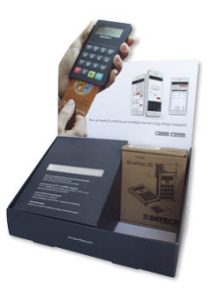 Op maat gemaakte kartonnen baliedisplay voor Point2pay mobiele pinautomaten, uitgevoerd met een opvallende topkaart en een specifiek interieur om het product en de verpakking stevig te presenteren. Een voorbeeld van een functionele displaydoos uit eigen drukkerij in Berkel en Rodenrijs, ideaal voor technische producenten die hun verkoopcijfers in de retail willen verhogen.