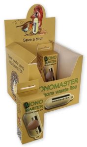 Compacte, bedrukte displaydoos voor Monomaster "no more waste line" gadgets, uitgevoerd in een natuurlijke uitstraling met een ronde contourgesneden topkaart. Deze kartonnen baliedisplay is specifiek ontworpen om hangende verpakkingen staand te presenteren op de toonbank van hengelsportzaken of outdoorwinkels.
