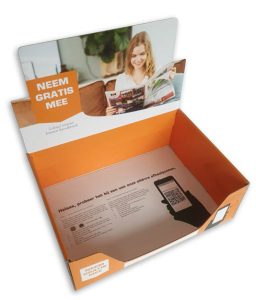 Ruime, oranje bedrukte displaydoos voor de gratis uitgifte van kranten of lokale magazines, voorzien van een grote topkaart met "Neem gratis mee" instructie en een QR-code op de bodem voor digitale interactie. Een stevige kartonnen baliedisplay voor media en uitgeverijen, op maat gemaakt door Drukkerij Van der Louw.