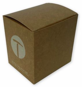 Duurzame bedrukte doos van stevig bruin kraft karton voorzien van een contrasterend wit logo opdruk en websitevermelding. Deze milieuvriendelijke productverpakking met natuurlijke uitstraling is op maat gemaakt door Drukkerij Van der Louw voor de Nederlandse en Belgische markt.