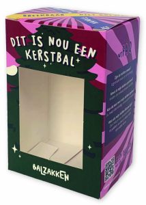 Creatieve en full-color bedrukte cadeauverpakking met venster voor de unieke kerstballen van Balzakken. Deze opvallende geschenkdoos met humoristische tekst en een venster is een perfect voorbeeld van een op maat gemaakte kerstverpakking die de aandacht trekt in het schap. Vakkundig geproduceerd door Drukkerij Van der Louw in Berkel en Rodenrijs voor klanten in heel Nederland en België die hun productpresentatie willen versterken.