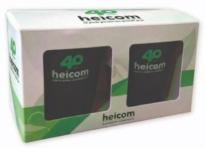 Luxe, full-color bedrukte cadeauverpakking met twee vensters voor het 40-jarig jubileum van Heicom. Deze op maat gemaakte geschenkdoos met een frisse groene huisstijl, logo's en bladmotieven toont hoe een bedrukte vensterdoos de presentatie van een relatiegeschenk of giftset naar een hoger niveau tilt. Vakkundig geproduceerd door Drukkerij Van der Louw in Berkel en Rodenrijs voor klanten in heel Nederland en België.