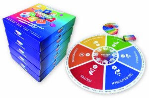 Een stapel van vijf op maat gemaakte, blauwe speldozen met full-color bedrukking voor de 'DESTEP Game' van SVO Vakopleiding Food. Naast de dozen ligt een uitgeklapt rond spelbord met kleurrijke segmenten en een set bijbehorende bedrukte speelkaarten. Alles is met logo in full color bedrukt. Dit voorbeeld toont de mogelijkheden van Drukkerij Van der Louw voor het produceren van complete bordspellen inclusief doos, bord en kaarten in eigen drukkerij te Berkel en Rodenrijs.