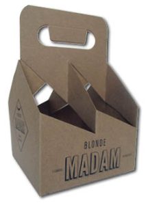 Luxe, bedrukte 33cl bierverpakking van stevig, natuurlijk bruin vouwkarton, uitgevoerd als een handige 4-pack houder met een ingestanste handgreep voor veilig draaggemak. De basis is uitgevoerd in een robuuste 'kraft' look. Aan de voorzijde staat de tekst 'BLONDE MADAM' in donkerblauwe, gestileerde letters, met de toevoeging 'Drukkerij' eronder. De zijkant toont het donkerblauwe, ruitvormige logo van 'MADAM' met hopbellen en 'SINCE 1966' en 'Drukkerij' opvallend gedrukt op het Kraft-materiaal. Een perfect voorbeeld van een gepersonaliseerde 33cl duvel of steinie 4-pack flesverpakking met hoogwaardige bedrukking direct op het karton.