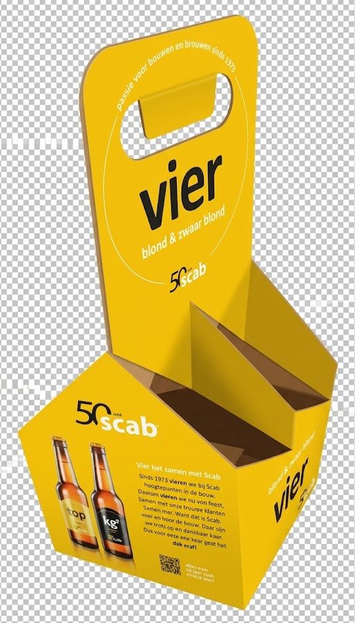 Op maat bedrukte gele kartonnen bierverpakking voor 4 flesjes van 33cl, ontworpen voor het 50-jarig jubileum van Scab. De draagverpakking heeft een hoog handvat met de tekst 'vier blond & zwaar blond' en het motto 'passie voor bouwen en brouwen sinds 1973'. De voorzijde toont een afbeelding van twee bierflesjes ('top' en 'kg2') en een begeleidende tekst over het vieren van mijlpalen in de bouw. Deze luxe geschenkverpakking is direct geproduceerd door Drukkerij Van der Louw in Berkel en Rodenrijs.