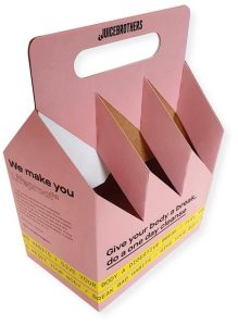 Luxe bedrukte draagverpakking van stevig vouwkarton voor zes flesjes (6-pack). De doos is uitgevoerd in een matroze kleur met zwarte opdruk. Aan de bovenzijde is de zwarte tekst "JUICEBROTHERS" zichtbaar met een ingestanste handgreep voor veilig draaggemak. De zijkant toont de slogan "We make you Lifeproof*" met een uitgebreide omschrijving en een handige indeling voor zes flesjes. De onderrand heeft een opvallende gele bedrukking met zwarte tekst: "BAD HABITS / GIVE YOUR BODY A DIGESTIVE BREAK / FUEL YOUR...". Het interieur is van natuurlijk bruin Kraft karton. Een perfect voorbeeld van een gepersonaliseerde flesverpakking met hoogwaardige bedrukking.