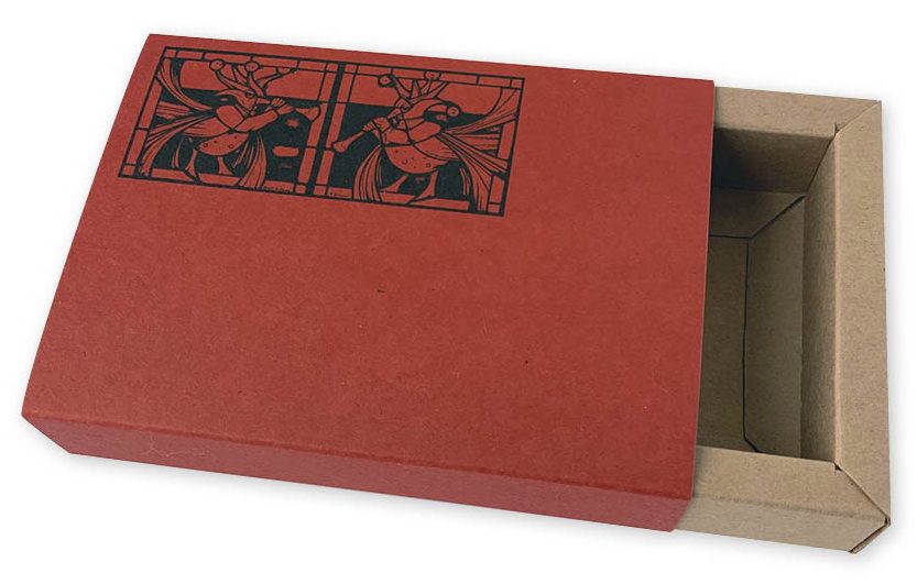 Een op maat gemaakte schuifdoos van premium karton, geproduceerd voor de Belgische markt. De verpakking bestaat uit een rode sleeve met een diepblauwe, op maat gemaakte opdruk van een middeleeuwse heraldische illustratie van twee herauten met trompetten. De kraft kartonnen lade is deels geopend, wat een doorkijk geeft naar de unboxing ervaring. Deze presentatieverpakking, ontworpen in eigen huis door Drukkerij Van der Louw, toont de hoge kwaliteit van bedrukking en constructie voor creatieve Belgische merken. Leverbaar in heel België.