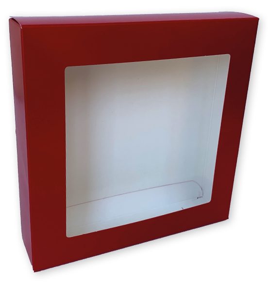 Luxe op maat gemaakte vensterdoos in de kenmerkende dieprode clubkleur van de Belgische voetbalclub Royal Antwerp FC. Het vierkante doosje heeft een strakke afwerking en een groot transparant venster dat een blik gunt op de witte binnenzijde van het stevige karton. De technische details benadrukken de hoogwaardige vouw- en stanskwaliteit van de eigen drukkerij.