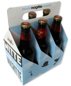 Maatwerk bierverpakking van natuurlijk bruin kraftkarton voor het Magritte Museum in Brussel. De afbeelding toont een robuuste 6-pack bierdrager met een stevig handvat, voorzien van een haarscherpe zwart-wit bedrukking met de iconische bolhoeden van René Magritte. De visuele details benadrukken het ambachtelijke karakter, de technische precisie van de stansvorm en de hoogwaardige afwerking die past bij de Belgische biercultuur.