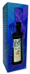 Luxe blauwe geschenkverpakking voor een 70 cl fles Bols Blue Curaçao likeur met een uniek venster in de vorm van een flessilhouet. De bedrukte drankverpakking toont een tropisch bladerendessin en de merkgeschiedenis op de zijflap. Hoogwaardige kartonage geproduceerd door Drukkerij Van der Louw in Berkel en Rodenrijs, specialist in maatwerk verpakkingen voor de Benelux vanaf 50 tot 10.000+ stuks.