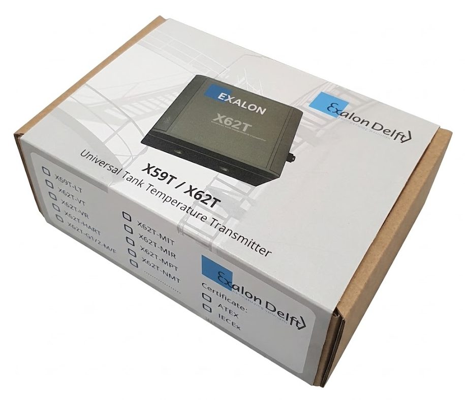 Vrijstaande afbeelding van een op maat gemaakte witte sleeve van stevig vouwkarton om een bruine verzenddoos. De sleeve is professioneel bedrukt voor Exalon Delft en toont een productfoto van de X62T transmitter met technische ATEX specificaties. Een perfect voorbeeld van een informatieve wikkel die een standaard doos transformeert tot een luxe merkverpakking.