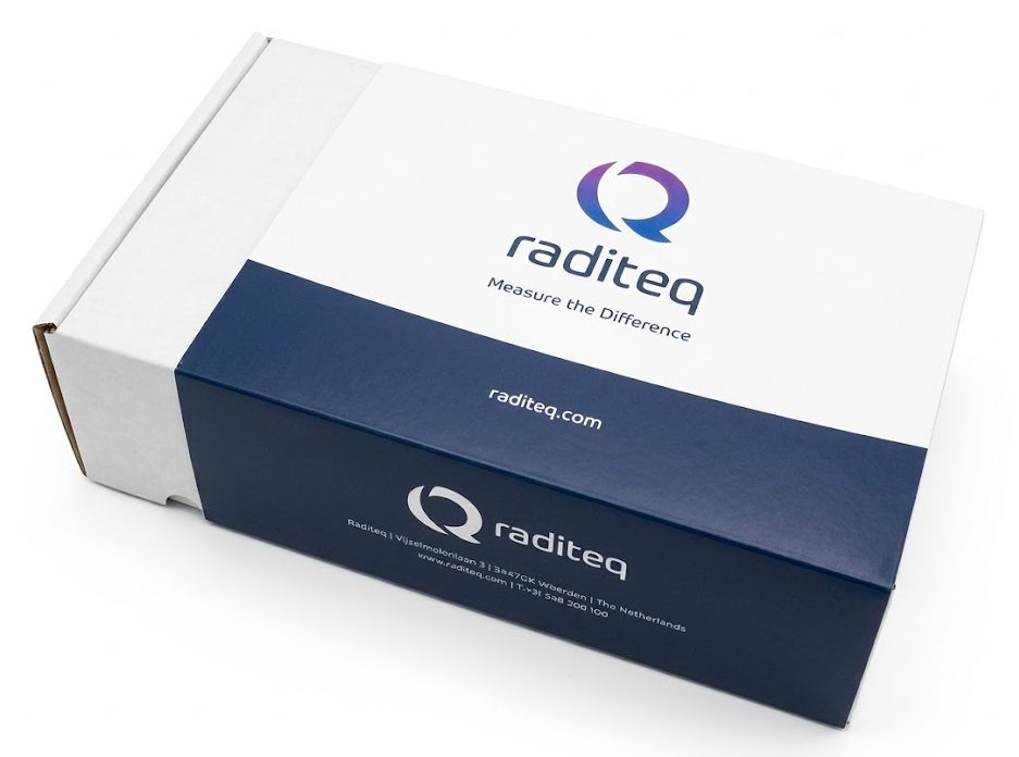 Luxe, gepersonaliseerde witte wikkel om een witte golfkartonnen doos, ontworpen voor het merk 'Raditeq'. De sleeve is professioneel bedrukt en toont het blauwe Raditeq-logo met de slogan 'Measure the difference' op de voor- en zijkant. De onderzijde is voorzien van de adresgegevens 'Strykviertel 35 / 3454 PJ Utrecht / The Netherlands' en de URL 'raditeq.com'. Een perfect voorbeeld van een op maat gemaakte schuifhuls van vouwkarton voor industriële en technische producten, die zorgt voor extra branding op een standaard verpakking.