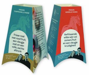Twee piramidevormige kartonnen bottle tower sleeves, ontworpen als promotionele wikkels voor de hals van wijnflessen. De linker sleeve heeft een diepblauwe kleur voor Rosé wijn, en de rechter een levendige oranje kleur voor witte wijn. Beide wikkels tonen een illustratie van een paard, foto's van de selecteurs, en uitgebreide smaaknotities in witte tekstballonnen. De onderzijde is voorzien van een karakteristieke boogvormige uitsnede waardoor de sleeve stabiel op de schouder van de fles rust. Deze bedrukte flessenhals-displays dienen als 'point-of-sale' marketingmateriaal om consumenten in de retail te informeren over wijnkenmerken en serveertips. Professioneel vervaardigd met full-color bedrukking op stevig wit karton voor een hoogwaardige presentatie.