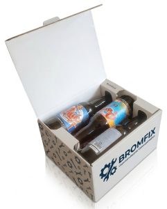 Vrijstaande afbeelding van een openstaande, wit bedrukte verzenddoos van stevig golfkarton, ontworpen als relatiegeschenk voor zes 33cl bierflesjes (6-pack). De verpakking is op maat bedrukt met het donkerblauwe logo van Bromfix, de tekst "Gepersonaliseerde Cadeaupakketten" en een robuust patroon van moersleutels en tandwielen. Het interieur heeft een stevige vakverdeling waar veilig 33cl flesjes in liggen. Een uitstekend voorbeeld van een gepersonaliseerde, veilige golfkarton bierverpakking voor promotionele doeleinden.