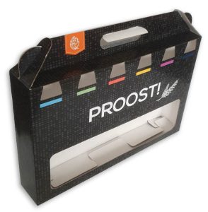 Luxe bedrukte bierverpakking van stevig golfkarton, geschikt voor 6 flesjes bier (6-pack). De doos heeft een matzwarte basis met een modern grijs pixelpatroon en een stevige uitgestanste handgreep aan de bovenkant voor veilig draaggemak. Op de voorzijde staat in witte letters "PROOST!" met een grafische koren- of hop-illustratie. Boven de tekst is een oranje logo van Bedrukte-doosjes.nl zichtbaar. Aan de onderzijde bevindt zich een groot uitgestanst venster waardoor de etiketten van de 6 flesjes in het schap direct zichtbaar zijn. Het materiaal is robuust golfkarton voor extra bescherming van de glasverpakking.