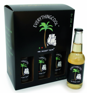 Luxe zwarte kartonnen drankverpakking met drie venster-uitsparingen voor 6x 25cl flesjes van het merk 'EverythingCool'. De doos toont een full-color bedrukking met een palmboom en zeilschip logo. Rechts naast de geschenkverpakking staat een los glazen flesje met een identiek etiket. Productie door Drukkerij Van der Louw in Berkel en Rodenrijs, specialist in op maat gemaakte drankdozen voor de Benelux.