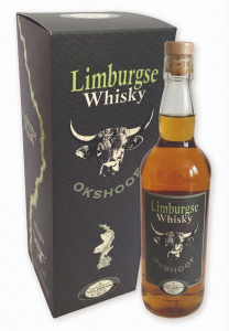 Luxe matzwarte kartonnen drankverpakking met een opvallende groene golvende lijn die de rivier de Maas symboliseert, staand naast een fles amberkleurige Limburgse whisky van Okshoofd. De verpakking toont een scherp gedetailleerd zwart-wit logo van een stierenkop, met daarboven de tekst 'Limburgse Whisky' in contrasterend limoengroen en crème. Centraal op de doos is een groene geografische kaart van Limburg zichtbaar, waarbij de grafische weergave van de Maas de herkomst van het product accentueert. Onderaan prijkt het authentieke Veldman-zegel. Dit maatwerk doosje is geproduceerd door Drukkerij Van der Louw in Berkel en Rodenrijs met Cradle to Cradle inkt op 100% groene stroom, leverbaar vanaf 50 stuks.